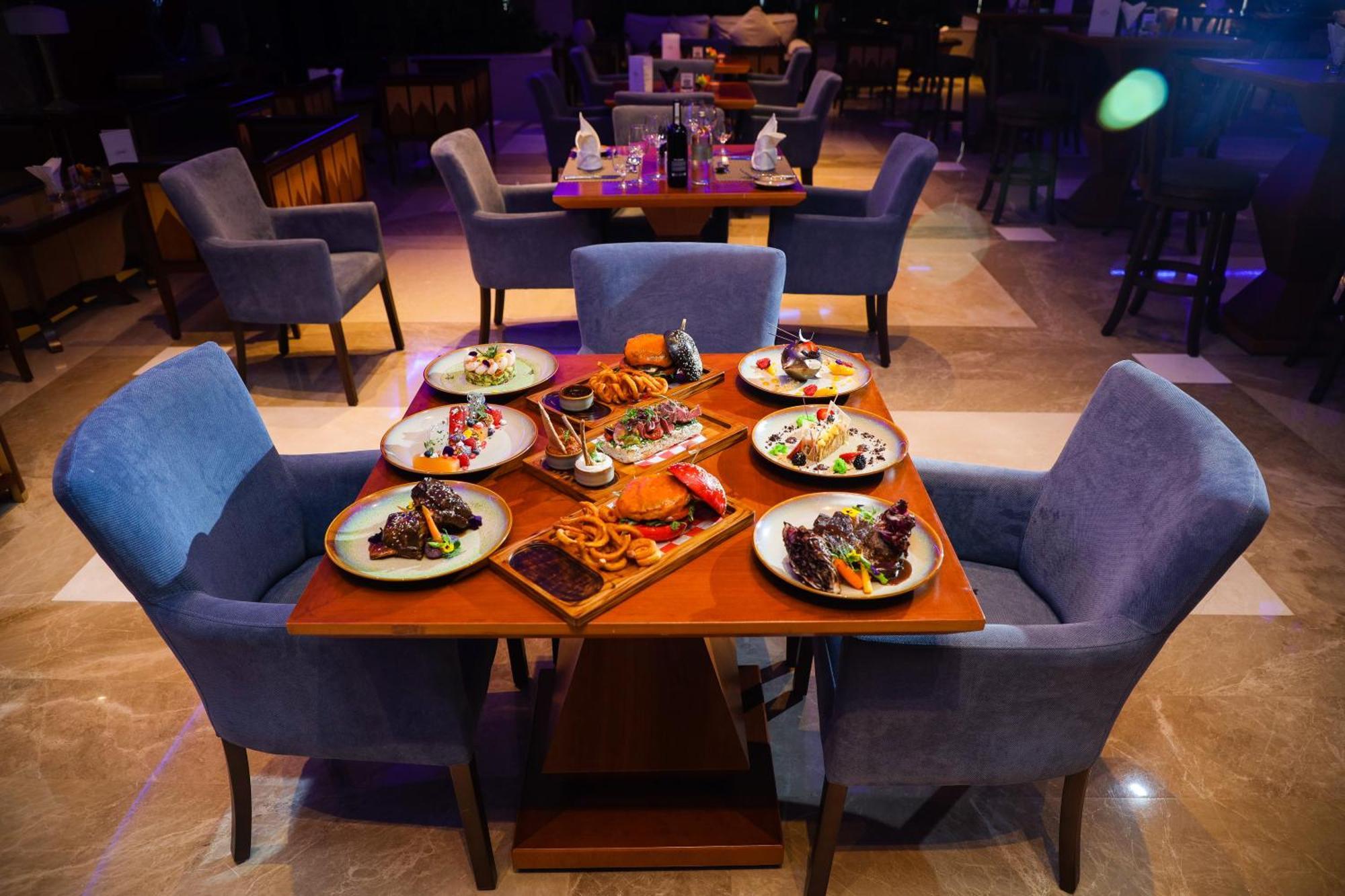 Stella Di Mare Dubai Marina Hotel Exterior foto A table of food at a restaurant