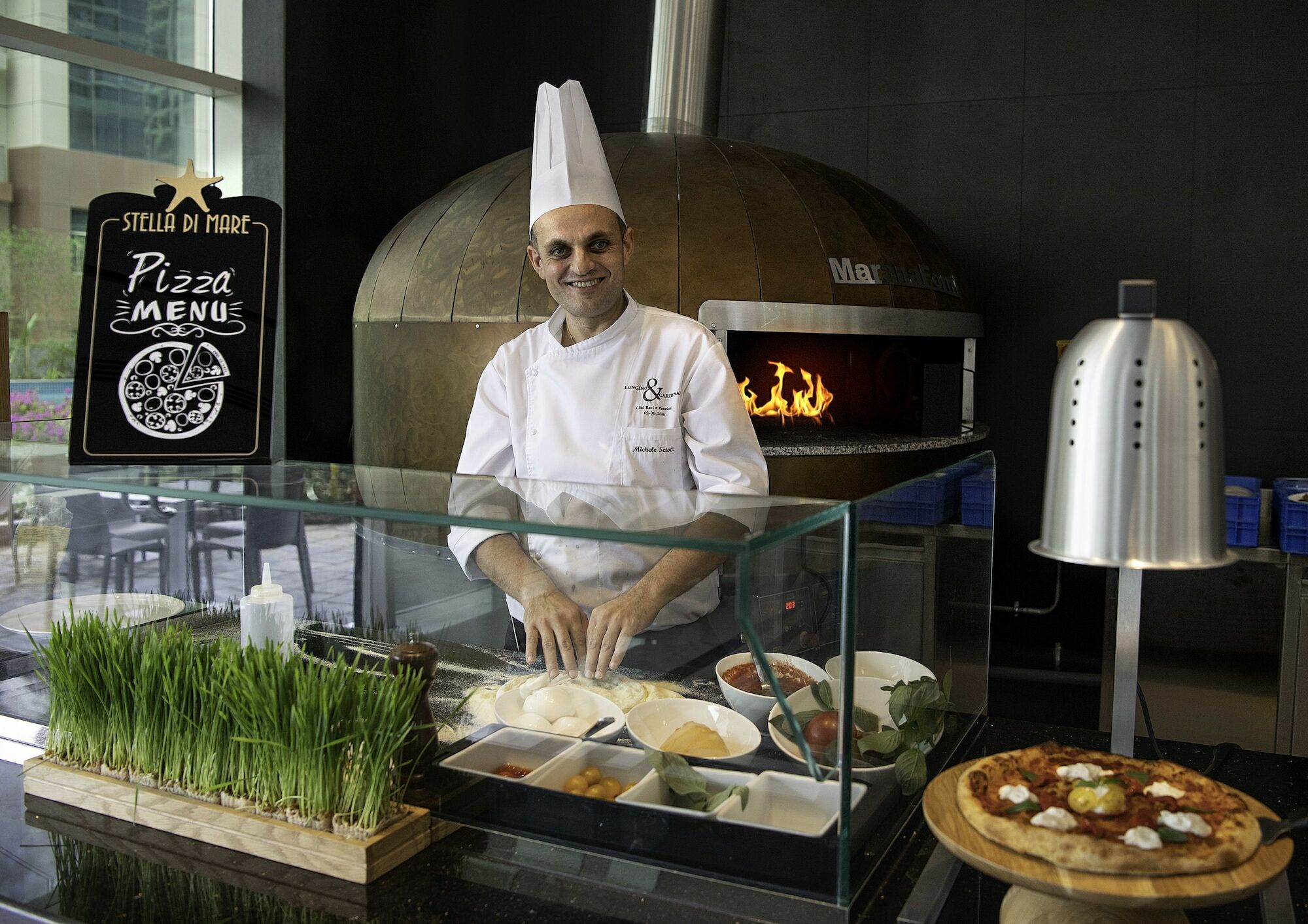Stella Di Mare Dubai Marina Hotel Exterior foto A pizzaiolo in Dubai